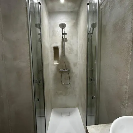 3 Aux Volets Bleus *