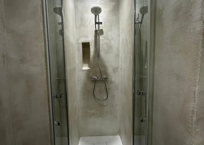 3 Aux Volets Bleus *